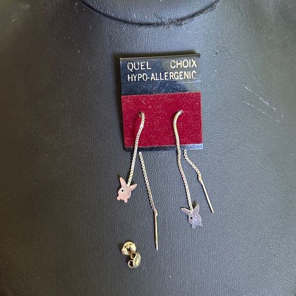 DEADSTOCK 1980’s VINTAGE SILVER PLATED PLAYBOY PULL THROUGH EARRINGS - Picture 2 of 2
